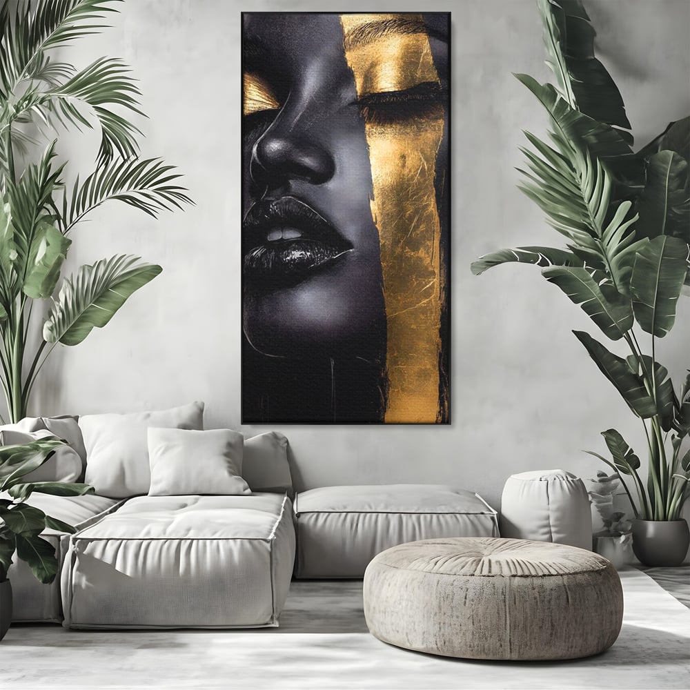 Tablou canvas cu tablou canvas cu chip de femeie, in rama de aluminiu negru, pe perete intr-un living